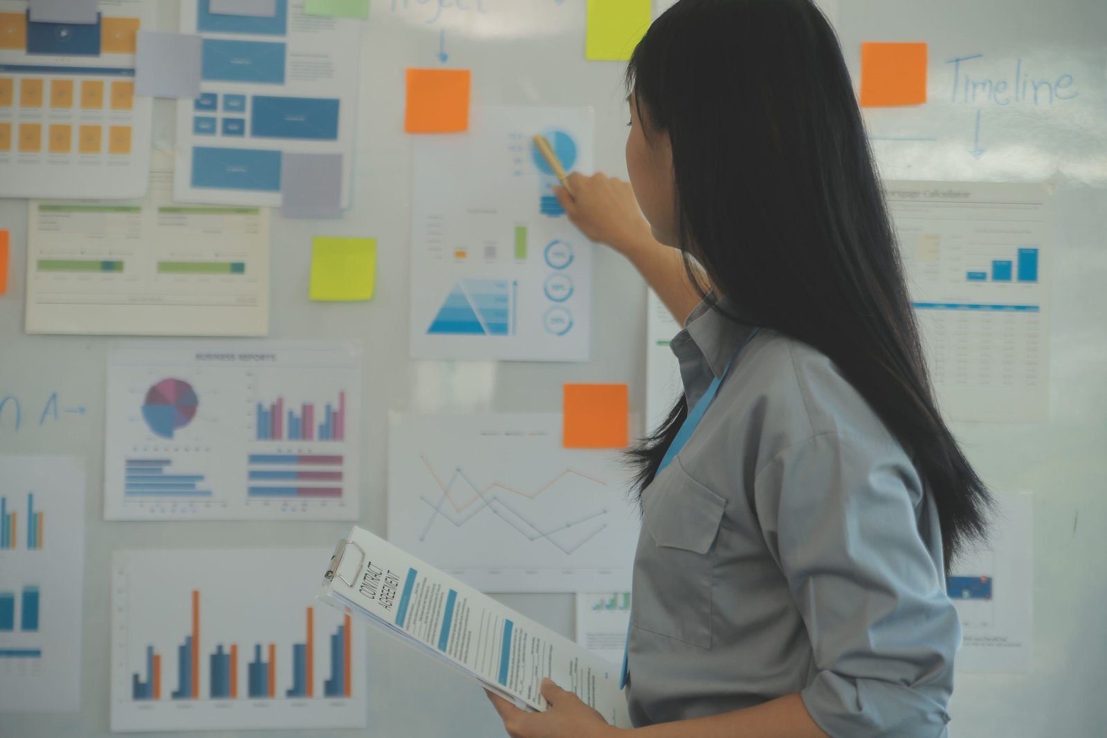 vecteezy-business-team-collaboration-discussing-working-analyzing-42645509